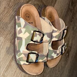 Disney Lily & Dan Camo Footbed Sandals Kids Size 7/8 Adjustable Straps